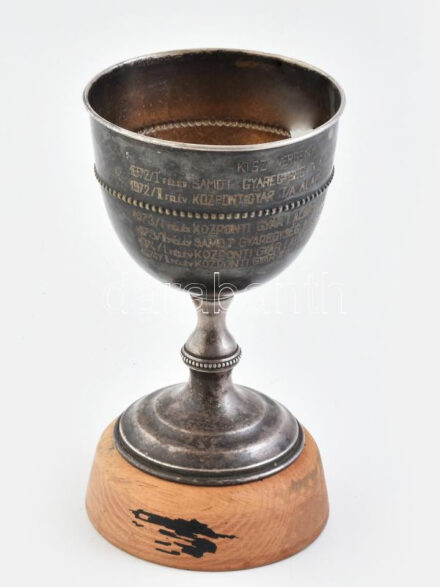 Ezüst (Ag) kupa, vésetekkel, jelzés nélkül, fa talapzaton, m: 23,5 cm, nettó: 288g
