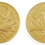 Svájc 2014. 'Schweizer Militargeschichte / Schweizer kunstflugstaffel' aranyozott Cu emlékérem multicolor rátéttel kapszulában (2x) (40mm) T:PP Switzerland 2014. 'Schweizer Militargeschichte / Schweizer kunstflugstaffel' gold plated Cu - Image 2