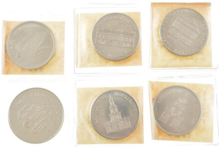 NDK cca 1985 6 db klf CU-NI városi emlékérem: Leipzig - Neues Gewandhaus, Dresden - Kronentor, Dresden - Museum der Geschichte, Kirche zu Rerik, Dresden - Vehkerhrsmuseum, 34-39 mm Tokban T: 1, 1- / PRG ca 1985 6 diff. CU-NI city commemorative