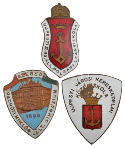 ~1920-1930. 3xklf zománcozott Cu iskolajelvény: 'Ujpesti Városi Kereskedelmi Középiskola', 'Radnóti Miklós Ált Gimnázium, Szeged 1898', 'Ujpesti II. sz. Áll. Polgári Leányiskola' hátoldalán 'KALMÁR ÚJPEST' gyártói jelzéssel