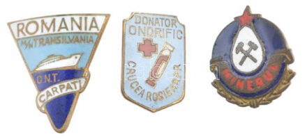 ~1970-1980 Románia 'ROMANIA M/N Transilvania O.N.T. Carpati' zománcozott tombak jelvény, 'PMS ARAD' gyártói jelzéssel (23x25mm) 'Donator Ononrific, Crucea Rosiea R.P.R.' zománcozott tombak jelvény (21x13 mm) + 'Minerul' zománcozott tombak