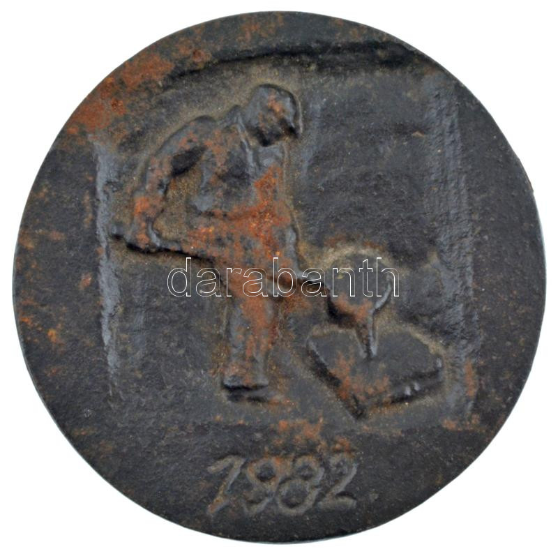 1982. vasipari munkást ábrázoló egyoldalas Fe emlékérem (102mm) T:2,2- patina