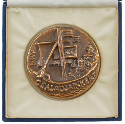 B. Kopp Judit (1943-1995) 'Családjainkért - Noé' a Nagycsaládosok Egyesületének Díja, egyoldalas bronz emlékérem dísztokban (77mm) T:1-