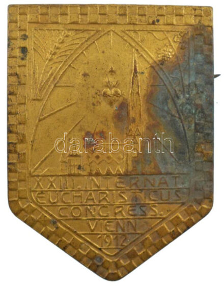 Ausztria 1912. 'XXIII. Nemzetközi Eucharisztikus Kongresszus Bécs 1912' aranyozott bronz jelvény, 'BRÜDER SCHNEIDER WIEN' gyártói jelzéssel (45x34mm) T:2 szennyeződés Austria 1912. 'XXIII. International Eucharistic Congress Wien 1912'