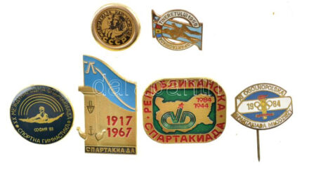 6xklf külföldi 'Spartakiád', jelvénytétel, benne szovjet, lengyel és román jelvények, illetve zománcozott darabok T:1-2