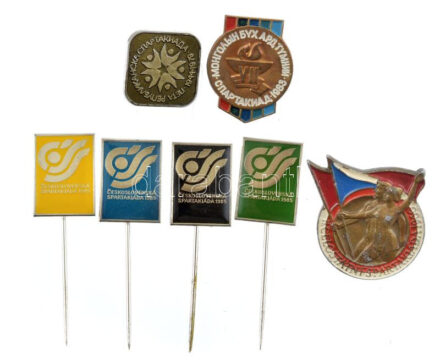 7xklf külföldi 'Spartakiád', jelvénytétel, benne szovjet és csehszlovák jelvények T:1-2