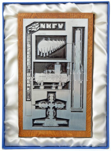 DN NKFV Nagyalföldi Kőolaj- és Földgáztermelő Vállalat Szolnok fém plakett fa alapon, díszdobozban 69x170 mm