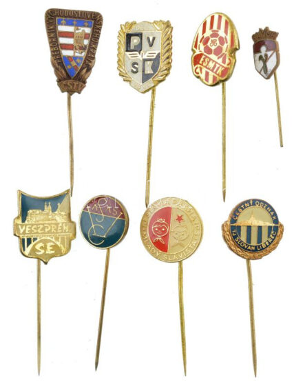 8xklf magyar és külföldi labdarúgó jelvénytétel, benne: PVSK (Pécsi Vasutas SK), Gamma LSE, Vasas SC, ESMTK (Erzsébeti Spartacus Munkás TK), Veszprémi SE, Slavia Praha, Slovan Liberec, Košice (Kassa). Közte zománcozott darabok T:1-2