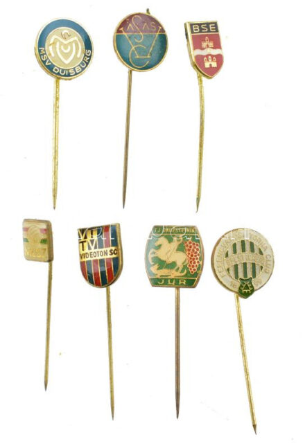 7xklf magyar és külföldi labdarúgó jelvénytétel, benne: BSE (Budapesti SE), FTC (Ferencvárosi TC, Fradi), Videoton SC, MLSZ (Magyar Labdarúgó Szövetség), Vasas SC, MSV Duisburg, TJ Družstevník Jur. Közte zománcozott darabok T:1-2