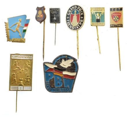 8xklf magyar és külföldi, sport témájú jelvénytétel, közte 'Alapfokú Bajnokság 1' és 'Baník Sokolov' T:1-2- egyik tű hiányzik