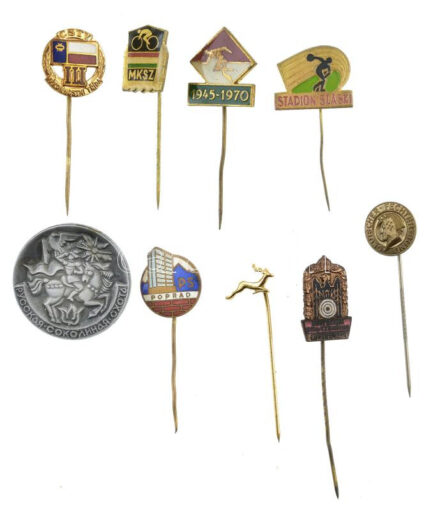 9xklf magyar és külföldi, főleg sport témájú jelvénytétel, közte: MKSZ (Magyar Kerékpáros Szövetség), PS Poprad, Stadion Slask, Deutscher Schützenbund - Luftgewehr (Német Puskaszövetség - Légpuska), Deutscher Fechter Bund (Német