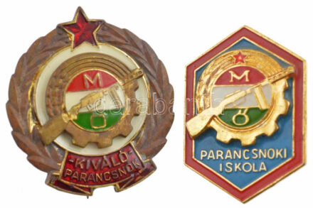 ~1960-1970. 'Munkásőr Parancsnoki Iskola' műgyantás fém jelvény (35x24mm) + 1965. 'Kiváló parancsnok' műgyantás bronz jelvény (32mm) T:1-,2