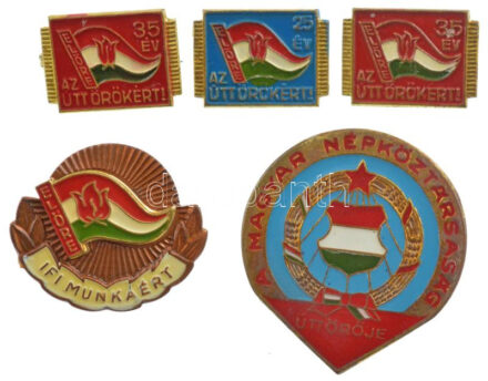 ~1970-1980. 5 db-os aranyozott, műgyantás fém úttörő és KISZ jelvény tétel T:1-
