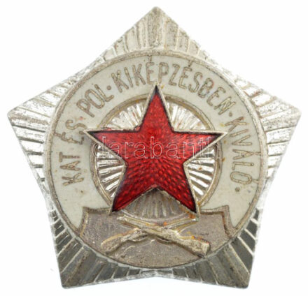 ~1970-1980. 'Katonai és Politikai Kiképzésben Kiváló' zománcozott, ezüstözött fém jelvény (40mm) T:2