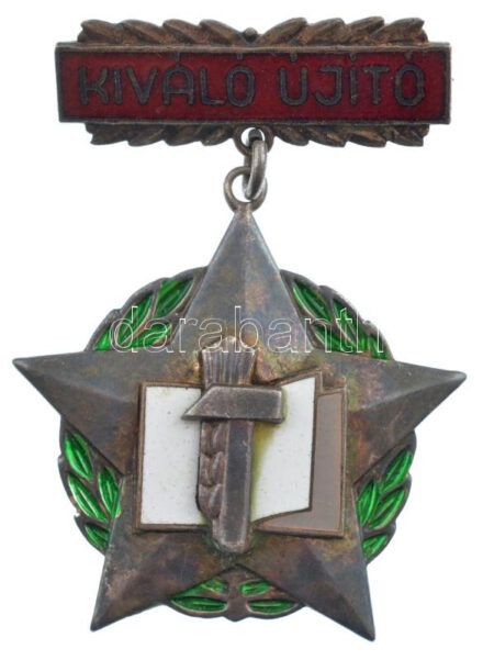 ~1960-1970. 'Kiváló Újító' zománcozott, ezüstözött bronz jelvény T:2
