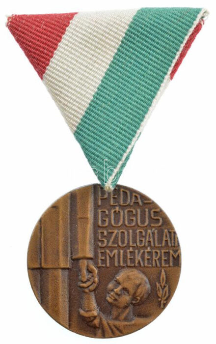1977. 'Pedagógus Szolgálati Emlékérem' bronz kitüntetés mellszalagon, eredeti tokban T:1 NMK 714.