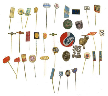 ~30db-os vegyes, főleg külföldi jelvényből álló tétel T:vegyes közte sérült