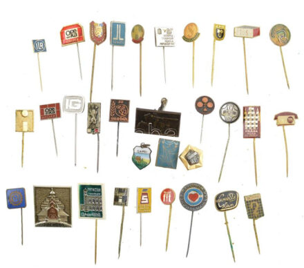 ~30db-os vegyes, főleg külföldi jelvényből álló tétel T:vegyes közte sérült