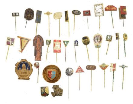 ~30db-os vegyes, főleg külföldi jelvényből álló tétel T:vegyes közte sérült