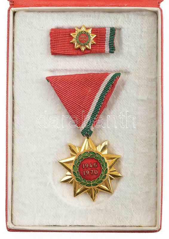 1970. 'Felszabadulási Jubileumi Emlékérem' aranyozott, zománcozott bronz kitüntetés mellszalagon, miniatűrrel, szalagsávval, eredeti tokban T:1 NMK 712.