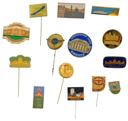 15xklf vegyes, magyar és külföldi, főleg turisztikai jelvényből álló tétel, több zománcozott darabbal, közte 'Erzsébet-híd', 'IBUSZ', 'Országház', 'Nagy Villám' T:1-2
