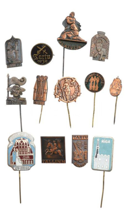13xklf baltikumi (Lettország, Litvánia, Észtország) fém jelvényből álló tétel, közte 2db zománcozott T:1-2