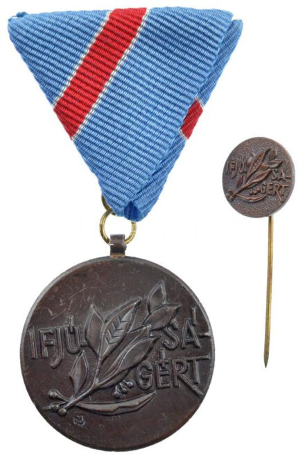 ~1970. 'Ifjúságért' bronz érdemérem mellszalagon, miniatűrrel, eredeti tokban. Szign.:Nagy István János T:1