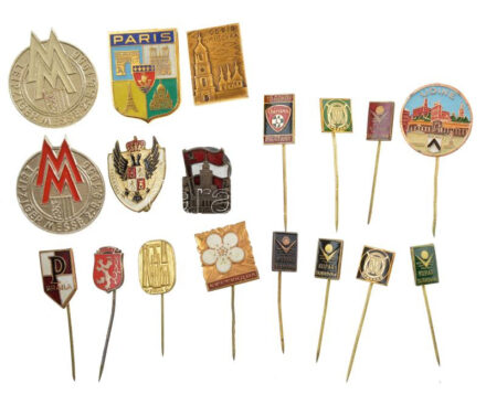 18xklf külföldi fém jelvényből álló tétel, közte zománcozott darabokkal T:1-2