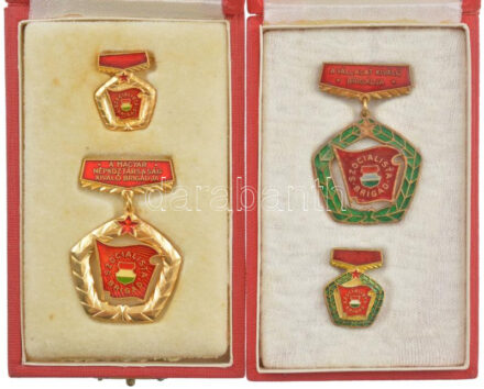 ~1970. 'A Magyar Népköztársaság Kiváló Brigádja - Szocialista Brigád' aranyozott, műgyantás jelvény miniatűrrel, eredeti tokban (a jelvényről a tű letört, de a dobozban van) + ~1970 A Vállalat Kiváló Brigádja - Szocialista