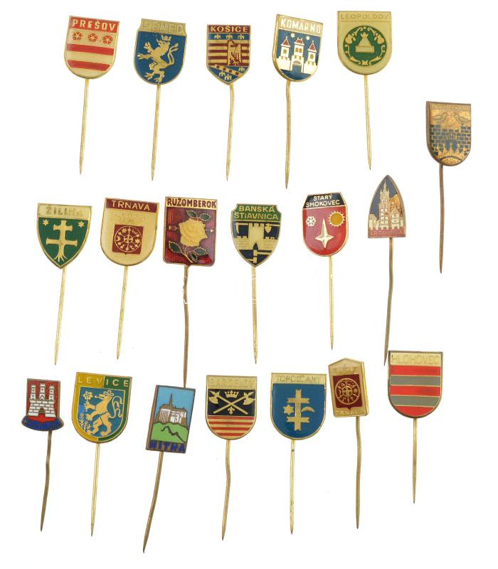 Szlovákia 19xklf városi fém jelvény, közte zománcozott darabokkal, közte: Körmöcbánya, Rózsahegy, Nyitra, Kassa, Eperjes, Zsolna, Révkomárom, Nagyszombat T:1-2 Slovakia 19xdiff metal city badges, within some enamelled pcs, within:
