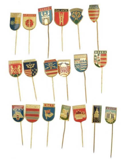 Szlovákia 19xklf városi fém jelvény, közte zománcozott darabokkal, közte: Késmárk, Rózsahegy, Nyitra, Vágsellye, Tátralomnic, Rozsnyó, Galánta, Bajmóc T:1-2 Slovakia 19xdiff metal city badges, within some enamelled pcs, within: