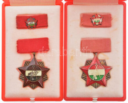 ~1970 'Szakszervezetek Országos Tanácsa Elnöksége' ezüst fokozatú műgyantás kitüntetés szalagsáv miniatűrrel dobozban + Szakszervezetek Országos Tanácsa Elnöksége' bronz fokozatú műgyantás kitüntetés szalagsáv miniatűrrel