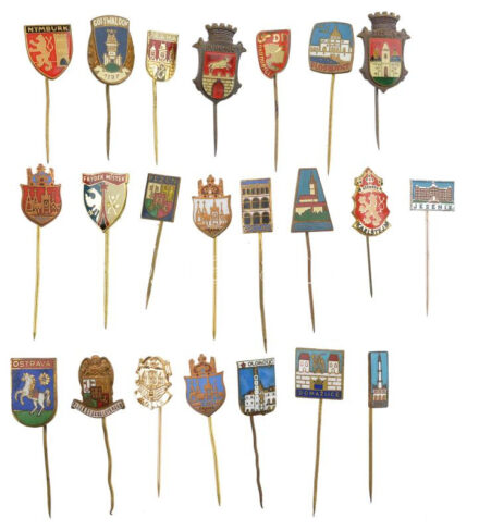 Csehország 22xklf városi fém jelvény, közte zománcozott darabokkal, közte: Prága, Olmütz, Gottwaldov (Zlín), Kolín, Plzen, Pardubice T:1-2 Slovakia 19xdiff metal city badges, within some enamelled pcs, within: Prague, Olomouc,