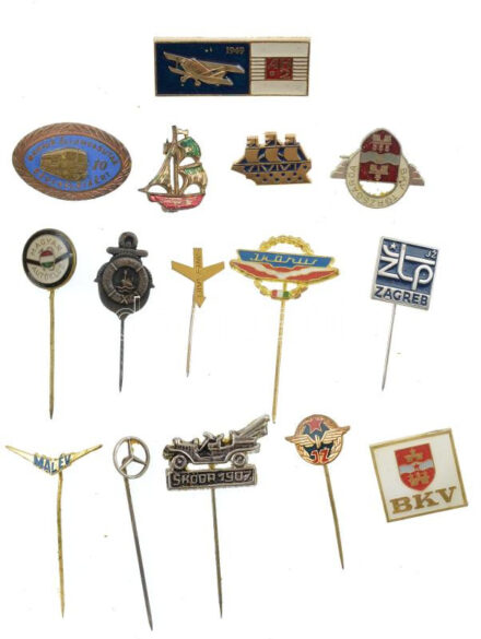 15xklf magyar és külföldi, közlekedéssel kapcsolatos fém jelvénytétel, közte Mercedes, Ikarus, BKV, Magyar Autóklub, MALÉV, Škoda, MÁV, Swissair T:1-2