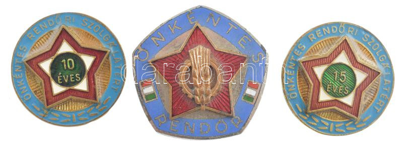 1960-1970 '10 Éves Önkéntes Rendőri Szolgálatért' festett, műgyantás jelvény (26mm) + '15 Éves Önkéntes Rendőri Szolgálatért' festett, műgyantás szolgálati jelvény (26mm) + 'Önkéntes Rendőr' rátétes, ezüstözött, zománcos