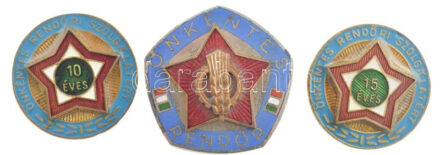 1960-1970 '10 Éves Önkéntes Rendőri Szolgálatért' festett, műgyantás jelvény (26mm) + '15 Éves Önkéntes Rendőri Szolgálatért' festett, műgyantás szolgálati jelvény (26mm) + 'Önkéntes Rendőr' rátétes, ezüstözött, zománcos