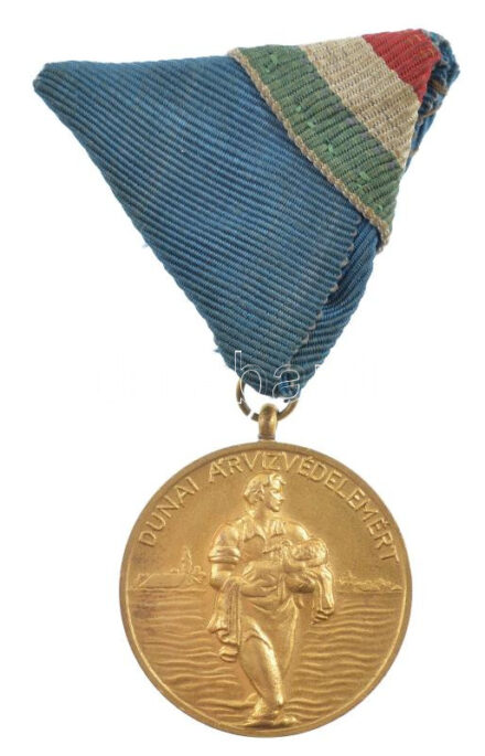 1956. 'Dunai Árvízvédelemért' aranyozott bronz kitüntetés 'szükség' mellszalagon T:1 NMK600