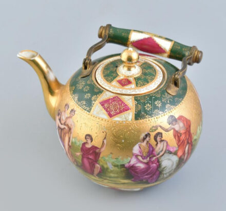 Alt Wien teáskanna. Részben kézzel festett porcelán, kis kopással 20x15 cm