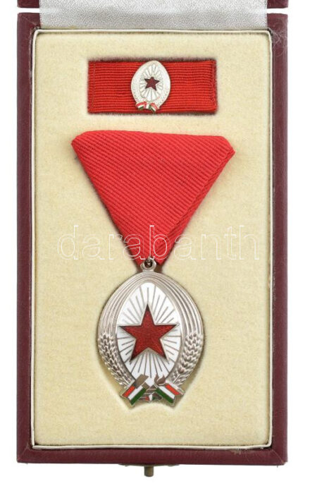 1985. 'Munka Érdemrend' ezüst fokozata, zománcozott bronz kitüntetés mellszalagon, szalagsáv miniatűrrel, eredeti tokban T:1 NMK600
