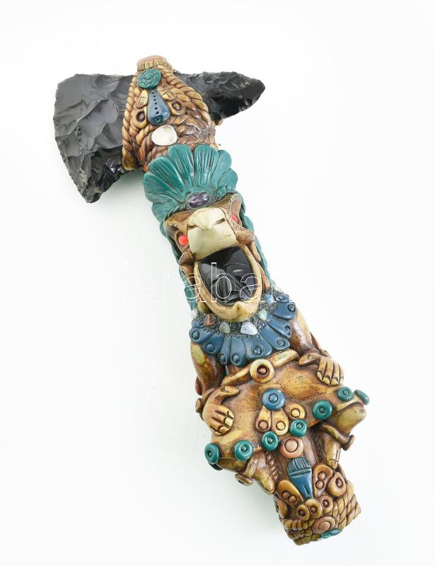 Azték szakrális obszidián balta, tomahawk, obszidián ls egyéb féldrágakövekkel díszítve. Sérüléssel 27 cm
