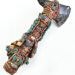 Azték szakrális obszidián balta, tomahawk, obszidián ls egyéb féldrágakövekkel díszítve. Sérüléssel 27 cm - Image 3