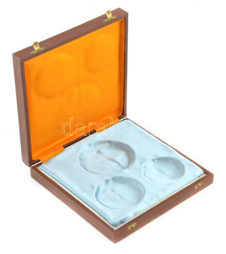 ~1980. A Magyar Népköztársaság Zászlórend I-II-III osztálya jelvények részére utólagosan készített díszdoboz (195x195mm) T:1