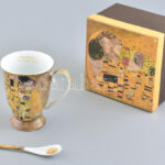 Gustav Klimt bögre kanállal, matricás, jelzett, hibátlan, eredeti dobozában, m: 12 cm