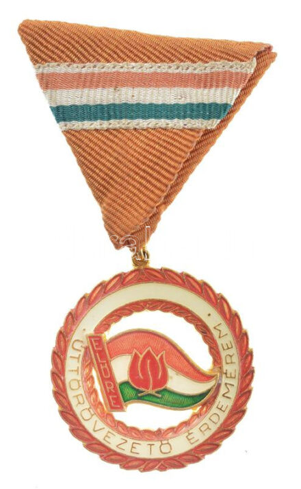 ~1980 'Úttörővezető Érdemérem' aranyozott, műgyantás kitüntetés mellszalagon (36mm) + 'ÚG' Úttörő Gárda műanyag jelvény fém alapon (28mm) + 'Előre' úttörő rajzászló, 3 oldalán selyemrojt, rajta gépi hímzett jelvény
