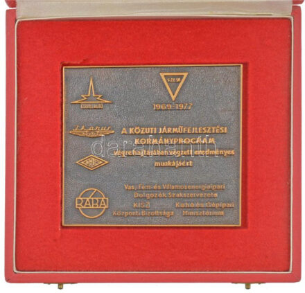 1977. '1969-1977 - A közúti járműfejlesztési kormányprogram végrehajtásában végzett eredményes munkájáért - Vas-, Fém-, és Villamosenergiaipari Dolgozók Szakszervezete - KISZ Központi Bizottsága - Kohó és Gépipari