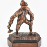 Jelzés nélkül: Curlingező. Bronzírozott spiáter. Fa alapon. 27 cm