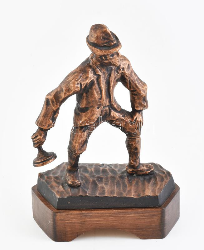 Jelzés nélkül: Curlingező. Bronzírozott spiáter. Fa alapon. 27 cm