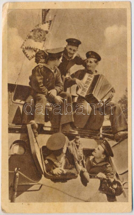 Bajtársi szórakozás a fedélzeten, Magyar Királyi Folyamőrség matrózai, Rákos címer. Művészeti Alkotások kiadása / Hungarian socialist military propaganda, Hungarian River Guard mariners (EB)