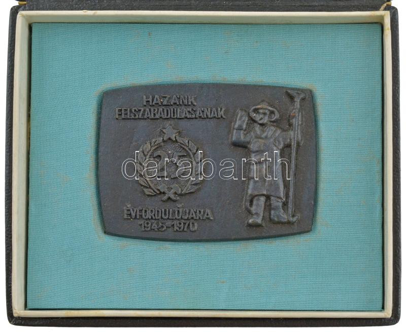 1970. 'Hazánk felszabadulásának 25. évfordulójára 1945-1970' fém plakett eredeti, 'Vas- Fém és Villamosenergiaipari Dolgozók Szakszervezete Kohász Bizottsága' tokban (49x67mm) T:1-