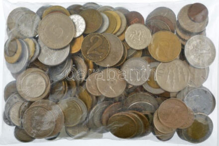 Vegyes, főleg külföldi érmetétel ~1kg súlyban, közte svájci Frank, német Márka, cseh Korona, horvát Kuna T:vegyes Mixed, mostly foreign coin lot (~1kg), within some Swiss Franc, German Mark, Czech Koruna, Croatian Kuna C:mixed